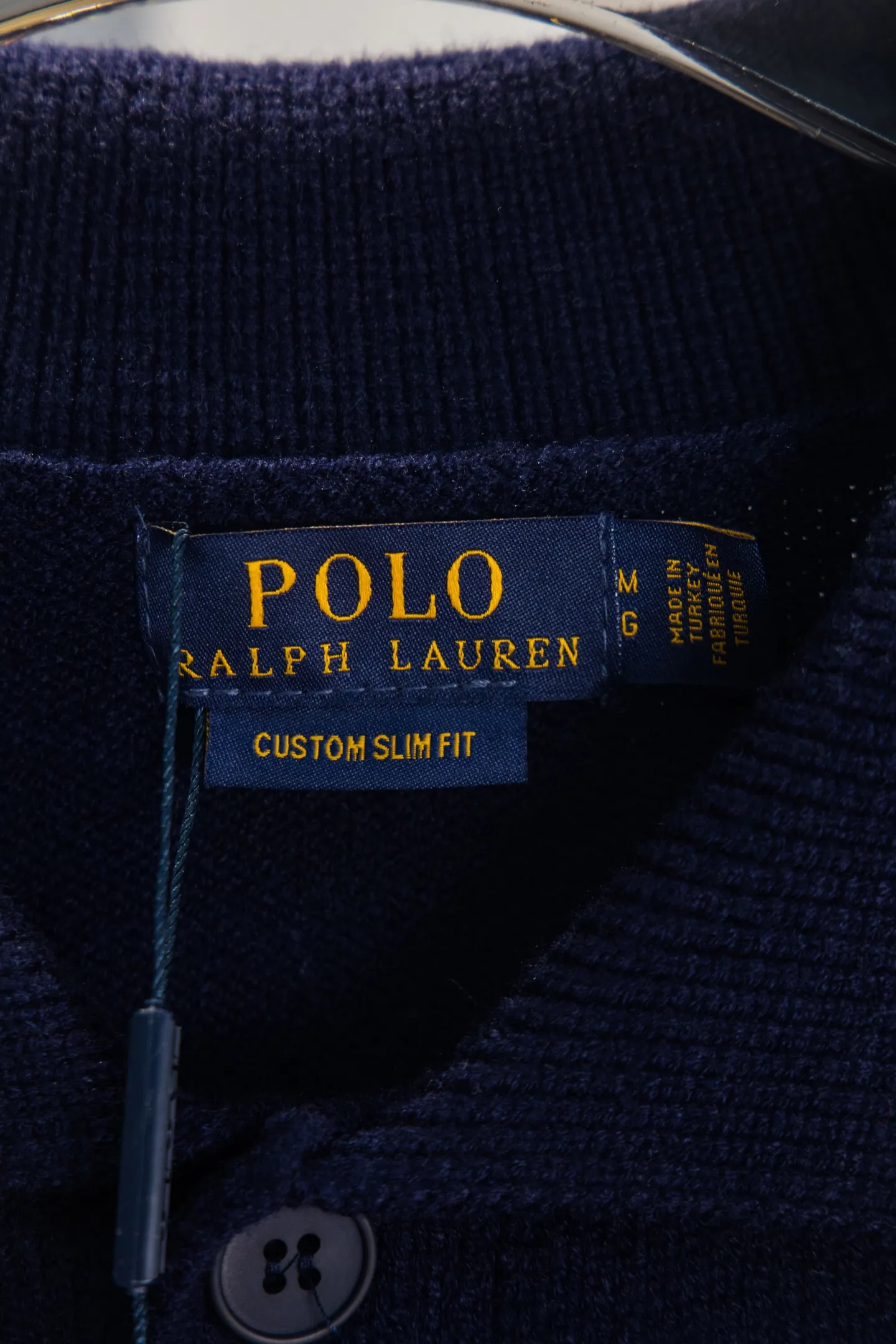 P230 Style number: Y258 Ralph Lauren POLO twist button open-chest sweater is a limited edition every year. There won’t be many styles in the store! Ralph Lauren men's half-button sweater. The shape is really nice. It can be worn alone or as a coat. It can be worn outside the inner layer. It is versatile and looks good. Tag, hanging grain, washable, packaging bag, full set of accessories. The appearance is quite high. The workmanship is super exquisite. Color: navy, gray, apricot, navy. Size: S M L XL